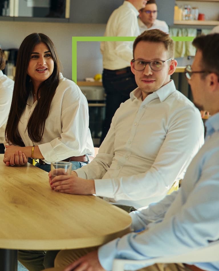 Teambesprechung an einem Tisch